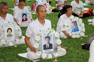 '图：2018年7月15日魏敏在泰国“7.20法轮功反迫害”集会现场，悼念被中共迫害致死的同修。'