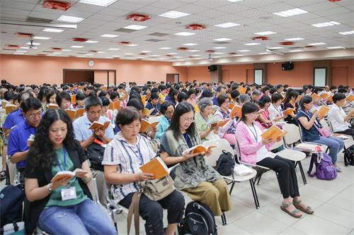'图2：接连两天，台湾各地的区辅导员一起学法、交流修炼心得。'
