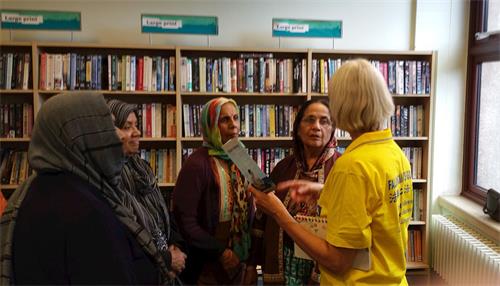 '图6：二零一八年八月十四日下午，法轮功学员乔伊与四位新近到默顿图书馆教功班上学功的孟加拉裔女士交谈。'