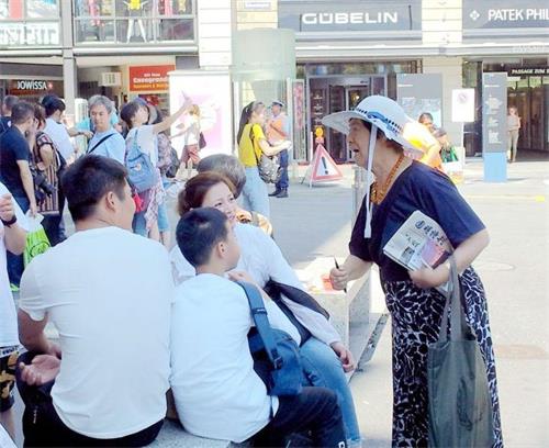 '图1：法轮功学员潘大姐（右）常年在瑞士卢塞恩景点向中国大陆游客讲真相'
