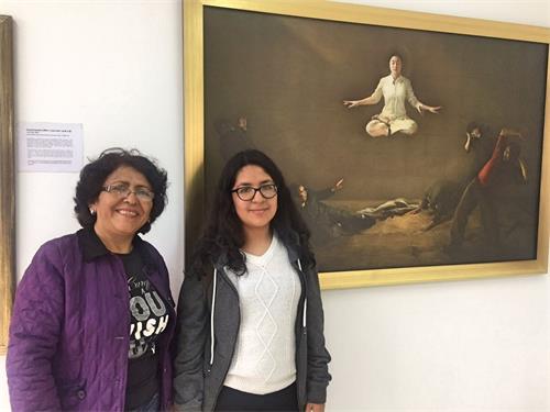 '图5：梅丽莎·洛佩兹（Melissa?Lopez）（右）和妈妈诺埃米·洛佩兹（Noemí?Lopez）（左）一起来观看画展。'