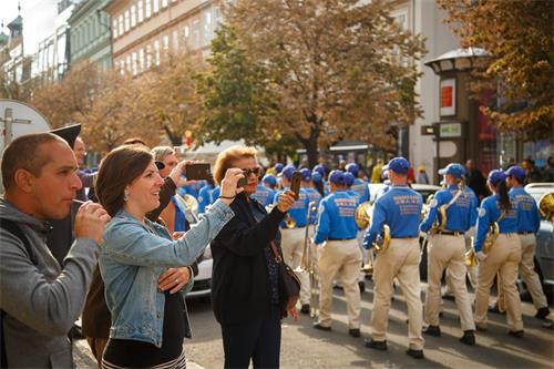 '图1～5：二零一八年九月二十八日，来自欧洲三十七个国家的部份法轮功学员在捷克首都布拉格举办大游行，吸引众多游人观看。'