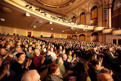 '图2：二零一九年一月十九日和二十日，神韵巡回艺术团在美国麻州伍斯特汉欧沃剧院（Worcester?The?Hanover?Theatre）的三场演出，场场爆满。图为一月十九日演出大爆满的盛况。'