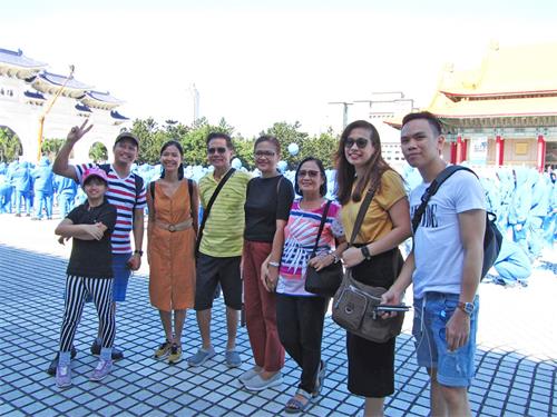 '图15：菲律宾游客约瑟夫先生与家人赞同“真善忍”。'