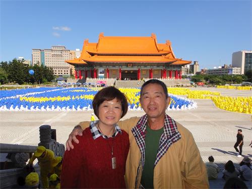 '图7：杨蔡素贞（左）和先生杨敏（右）得法将近一年，找回健康的喜悦，万分感谢李洪志师父。'