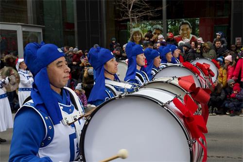 '图1～6：2019年11月23日，法轮大法天国乐团受邀参加加拿大蒙特利尔圣诞大游行庆祝活动。'