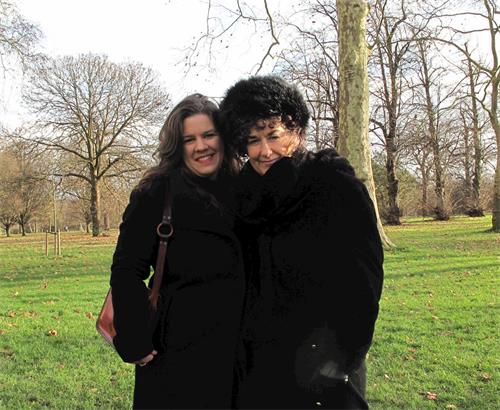 '图2：二零一九年十二月八日，英国法轮功学员乔伊（Joy，右）和洛林（Lorraine）在伦敦海德公园与其他法轮功学员一起恭祝师尊新年好'