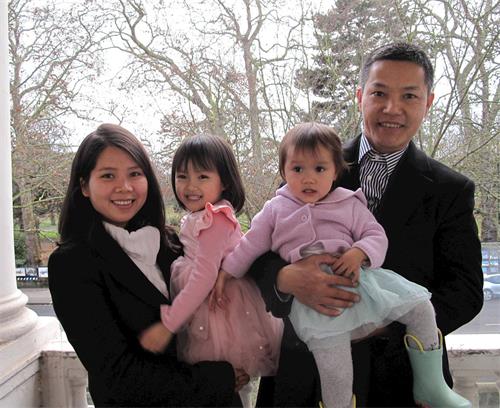 '图3：二零一九年十二月八日，住在伦敦的越南裔法轮功学员麦克尔（Michael）和妻子尼娜（Nina）以及两个女儿参加英国法轮功学员集体学法'