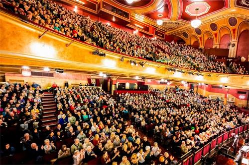 '图2：二零一九年一月二十八日，神韵国际艺术团在利物浦帝国剧院上演了今年在利物浦的第二场也是最后一场演出，全场再次爆满。'