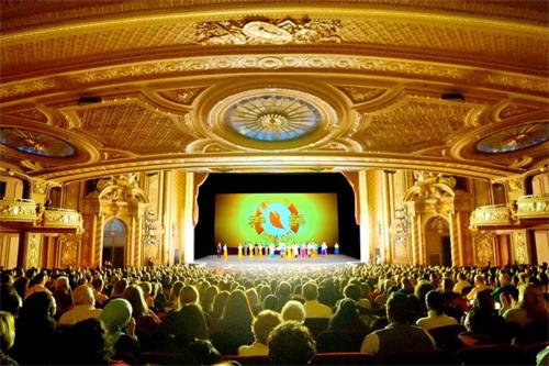 '图3：二零一九年一月二十五日，神韵纽约艺术团在波士顿博赫王安剧院（BochCenterWangTheatre）的第三场演出高潮迭起，掌声和欢呼不断。'