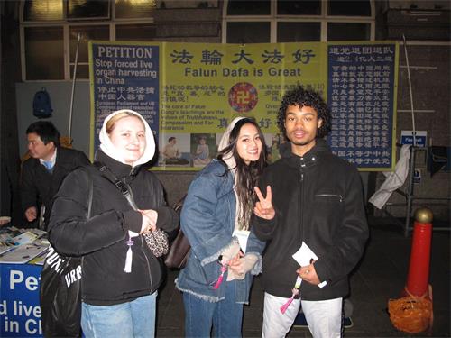 '图6：二零一九年二月十日晚，约翰（John， 右）、玛利亚（Maria，中）和玛蒂达（Maltida）三位伦敦青年朋友在伦敦唐人街喜遇法轮功'