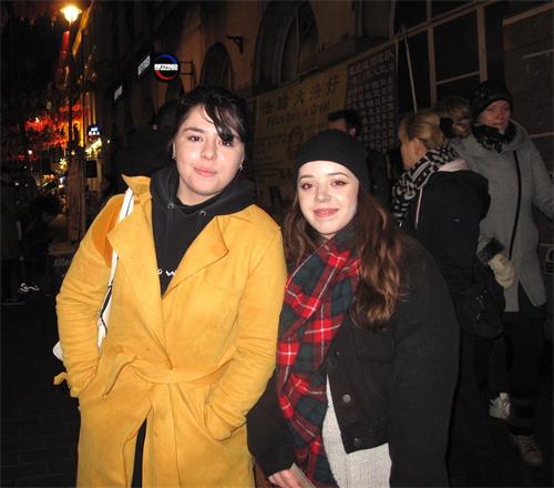 '图9：二零一九年二月十日晚，在伦敦读书的法国女士拉奎尔（Raquel， 左）带着从法国来旅游的朋友安娜（Anna）在伦敦唐人街签名支持法轮功反迫害'