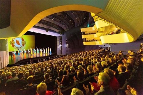 '图3：二月十二日，美国神韵国际艺术团在德国艾森的阿尔托歌剧院（Aalto－Theater Essen）连续上演两场演出。图为晚场演出盛况。'