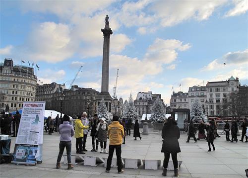 '图1～3：二零一九年二月二日，法轮功学员在伦敦特拉法加广场（Trafalgar Square）北平台发放真相传单、炼功、讲真相、征签反迫害。'