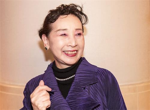 '图7：日本著名舞蹈家亚甲绘里香（Erika?Akoh）一月二十九日观看了神韵在东京文京市民音乐厅的演出后，表现出她的激动与陶醉之情。'