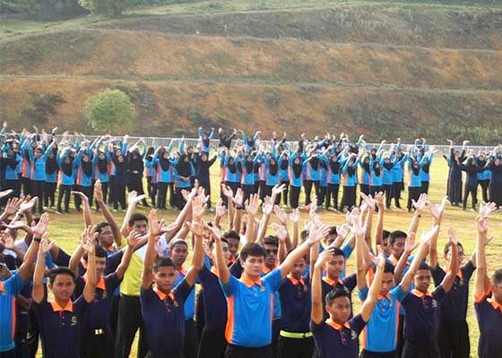马来西亚八百名学生学炼法轮功