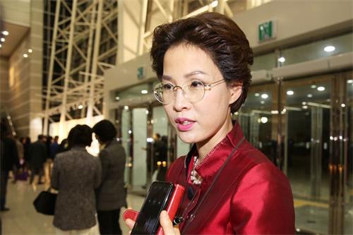 '图4：二零一九年三月二十七日晚，安南淑画廊馆长安南淑（音译）观赏了神韵世界艺术团在韩国大邱寿城艺术中心的演出。她感佩神韵为她开启了生命新视野。'