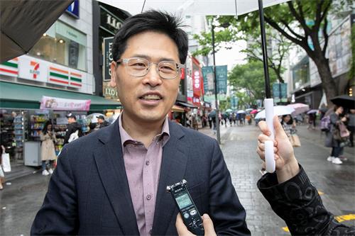 '图5：韩国学员郑振铉参与了首尔的新闻发布会。'