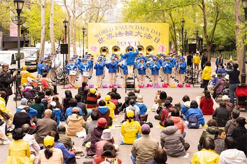 '图2：二零一九年五月九日，纽约法轮功学员在纽约联合国广场庆祝世界法轮大法日，恭祝创始人李洪志先生生日快乐。纽约天国乐团表演。'