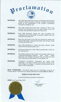 '图2：南佛州庞帕诺海滩（Pompano Beach）市长Rex Hardin颁发褒奖，宣布五月十三日为庞帕诺海滩市法轮大法日。'