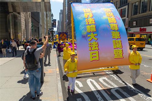 '图1～6：二零一九年五月十六日，来自世界各地万名法轮功学员聚集在纽约，举办盛大游行集会，庆祝世界法轮大法日。图为正走在曼哈顿中城42街上的游行队伍。'