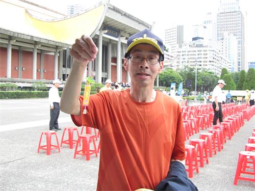 '图21：台北市民陈先生认为法轮功非常好。'