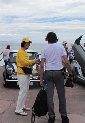 '图3～4：二零一九年七月七日，法轮功学员参加在彭赞斯滨海大道（Penzance Promenade）举办的“扶轮社复古/经典汽车赛展（Rotary Vintage/Classic Car Rally）”'