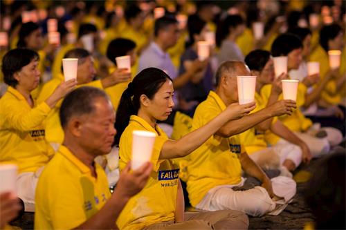 '图1～4：法轮功学员在台北市政府广场前举办反迫害二十周年烛光悼念活动。'