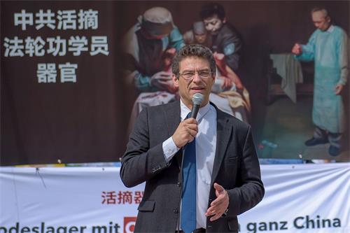 '图4：德国国会议员沃夫冈‧维勒先生（Wolfgang Wiehle）发言声援法轮功学员反迫害。'