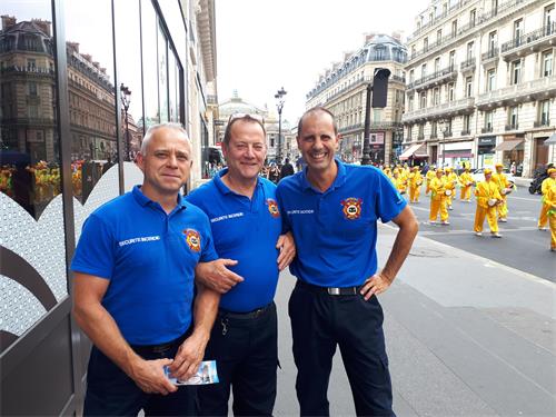 图11：这三位消防员——塞巴斯蒂安（Sébastien） 、飞利浦（Philippe ）和杜枚（Doumè）是在巴黎歌剧院附近遇见的法轮功的游行队伍。他们表示支持法轮功反迫害。