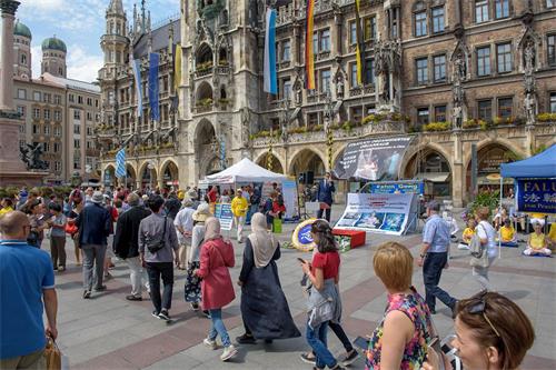 '图1～2：二零一九年七月十九日，来自慕尼黑及周边城市的部份法轮功学员在慕尼黑玛琳广场举办了反迫害二十周年的活动，传播法轮功的真相，呼吁制止迫害。'