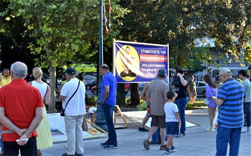 '图1～4：希腊法轮功学员在宪法中心广场举办讲真相活动'