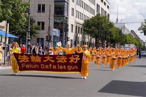'图8～13：法轮功学员在柏林举行大游行'