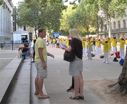'图15～18：法轮功学员在大英博物馆门前举行炼功、讲真相活动。'