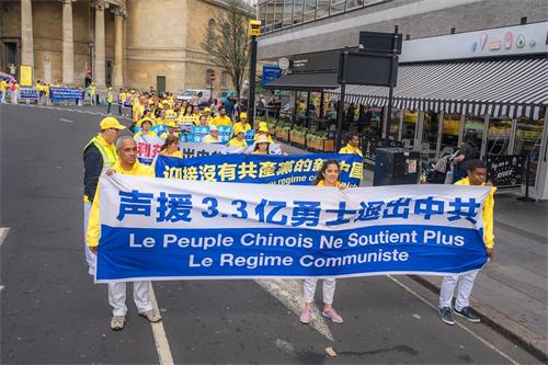 '图2：千名法轮功学员伦敦大游行，图为声援中国民众退出中共相关组织的方阵。'