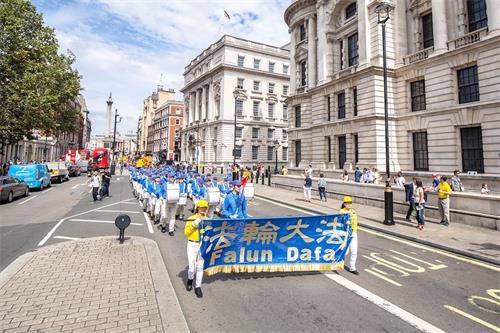 '图1：法轮功学员在伦敦举行大游行'