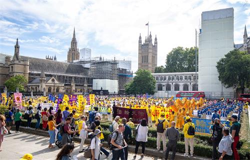 '图4：法轮功学员在英国议会大厦前举行集会'