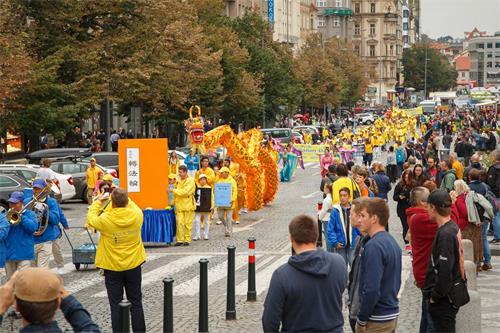 '图2～3：法轮功学员的游行队伍沿途经过布拉格繁华的闹市区。'