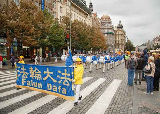 法轮功学员布拉格游行 呼吁制止迫害