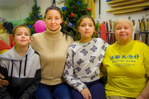 '图5：妮娜·尼古拉耶夫娜·克里莫娃（Nina Nikolaevna Klimova）带着女儿、孙女和孙子一起前来参加圣彼得堡的集体学法'