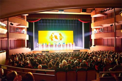 '图1：二零二零年一月十五日，美国神韵巡回艺术团首次莅临意大利乌迪内的演出，当晚在乌迪内剧院——Teatro Nuovo Giovanni da Udine的演出，票房早早售罄。图为演出结束时的演员谢幕。'