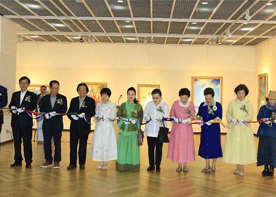 韩国釜山市民观看“真善忍美术展”