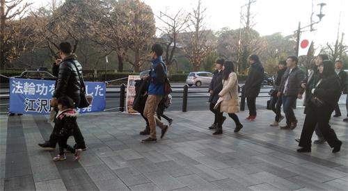 '图2：东京部份法轮功学员新年期间至神社举办讲真相活动。'