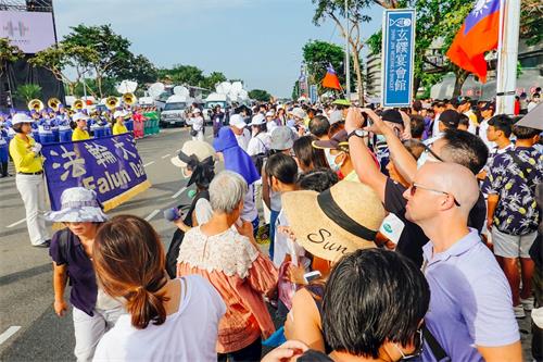 '图7：台湾民众纷纷为法轮功学员的天国乐团拍照留影'
