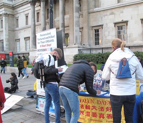 '图1～8：二零二零年十月十日，英国法轮功学员继续在伦敦特拉法加广场北平台举行讲真相反迫害活动，吸引过往民众关注支持、签名反迫害'