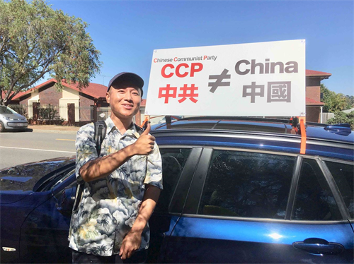 '图6：明真相的华人司令先生跟随法轮功学员一起参加了本次汽车游行活动，他说：“活动非常有意义，这是对当地民众的一个启迪。”'