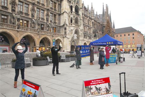 图2：二零二零年十二月七日，法轮功学员在市中心玛琳广场（Marienplatz）展示功法。
