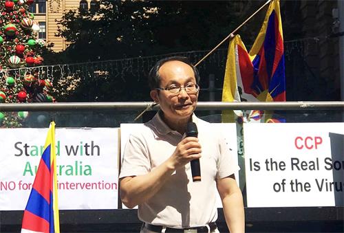 '图2：悉尼科技大学（UTS）中国研究学者冯崇义博士代表澳洲价值守护联盟在集会上发言'