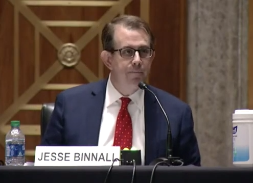 图2：川普团队律师杰西‧宾纳尔（Jesse Binnall）在2020年12月16日的参议院听证会上发言。