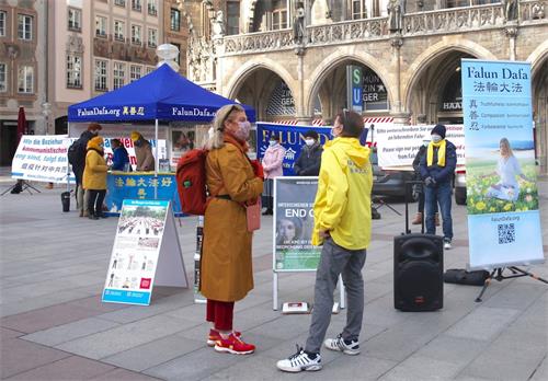 '图1：二零二零年十一月二十一日，法轮功学员在德国慕尼黑市中心玛琳广场（Marienplatz）举办活动。'